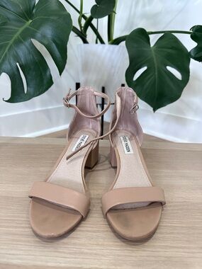 Steve Madden “Irenee” Nude Block Heel Sandals Size 6 (EU 36)
Leather upper